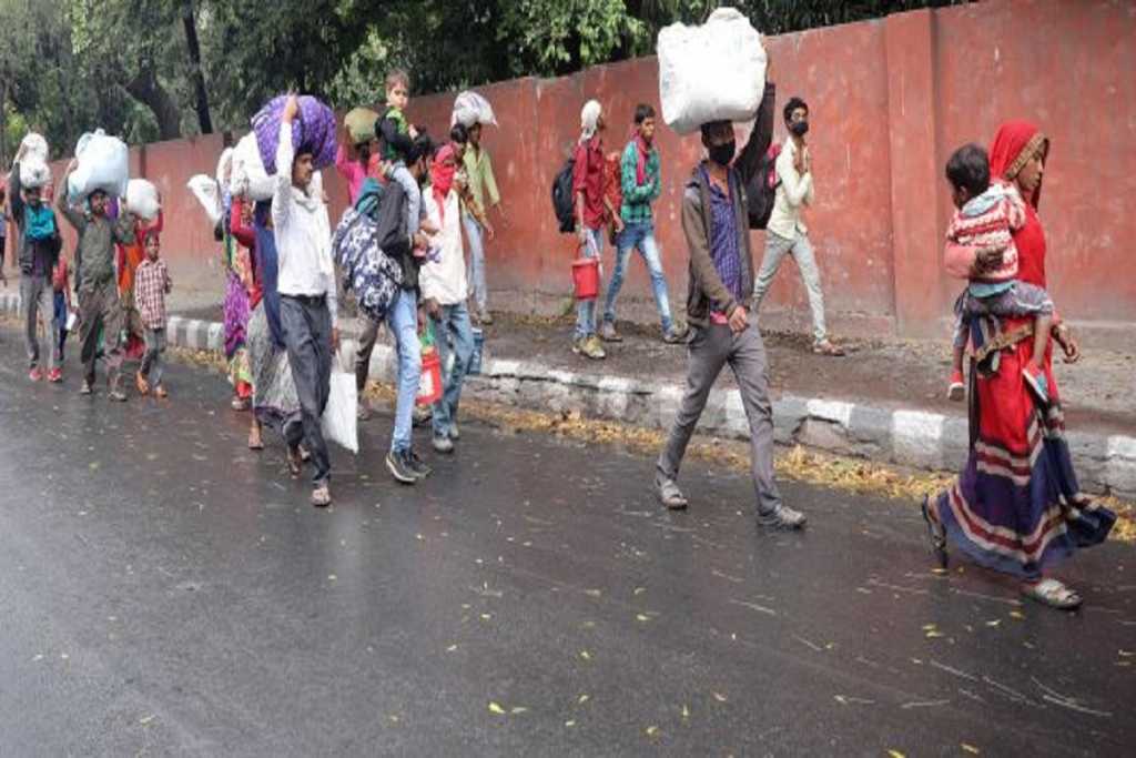 लगातार प्रवासी मजदूर कर रहे पलायन