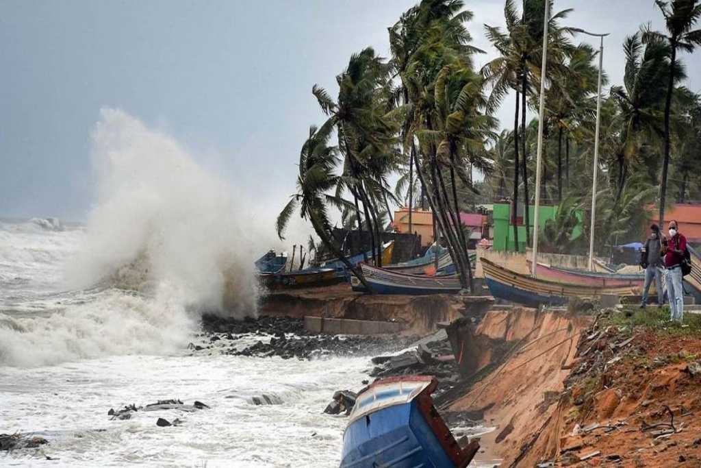 Cyclone Touktae:ताउते का रौद्र रूप,समुद्र में बही नाव, 273 लोग थे सवार