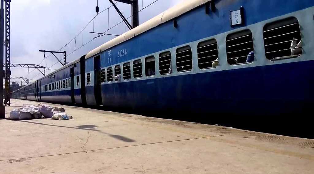 अंग्रेजी के बाद अब हिंदी में भी बुक कर सकेंगे Ticket