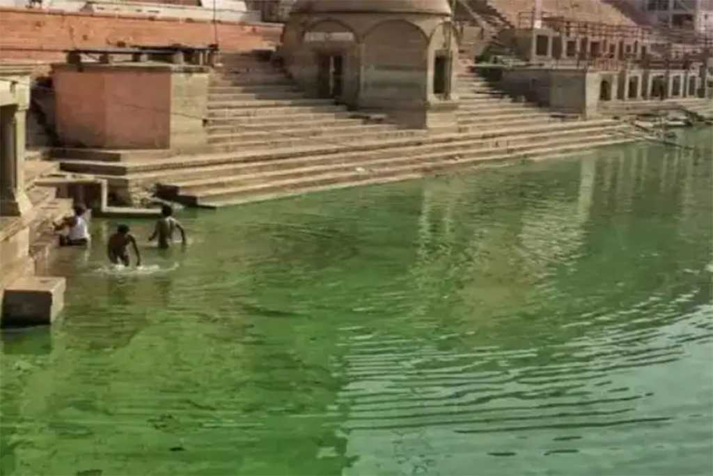 Banaras: गंगा का पानी अचानक हुआ हरा,जांच शुरू,वैज्ञानिक हुए हैरान  