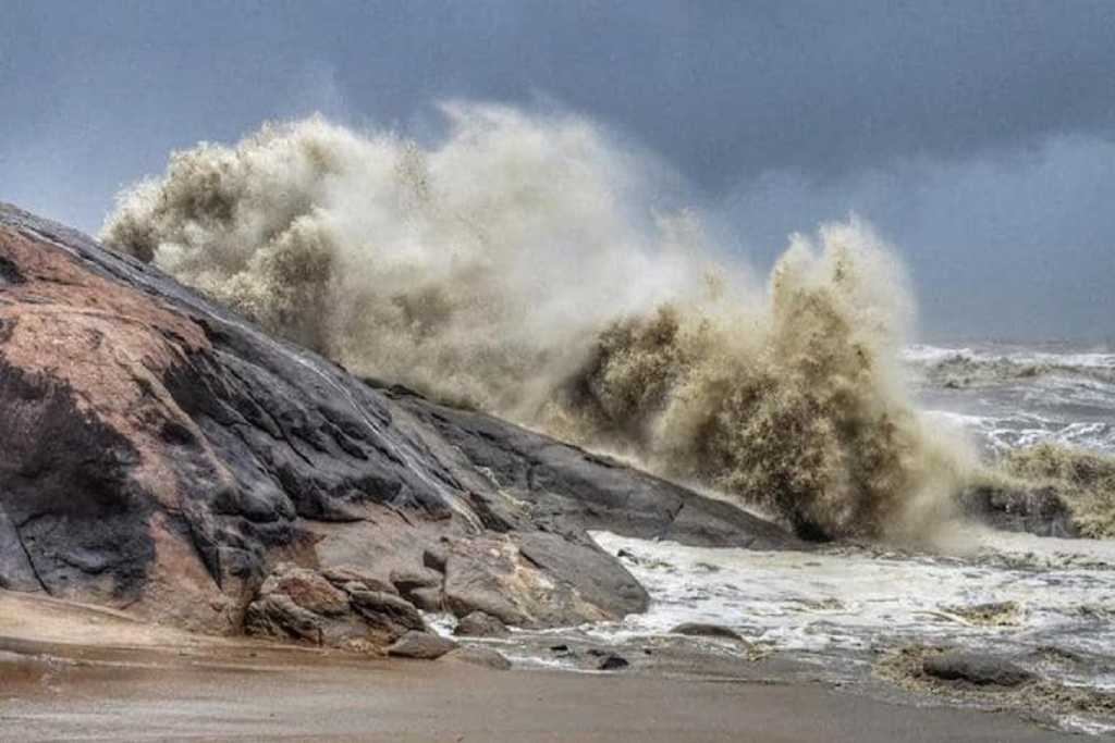 ‘ताउते’ का तांडव,महाराष्ट्र में ली 6 की जान,हजारों घरों के छज्जे आसमान में उड़े