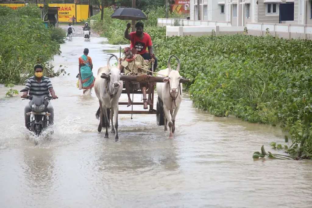 बौखलाया समंदर, मचाई तबाही, कर्नाटक में 4 की मौत, महाराष्ट्र में अलर्ट,गुजरात से टकराएगा ताऊते