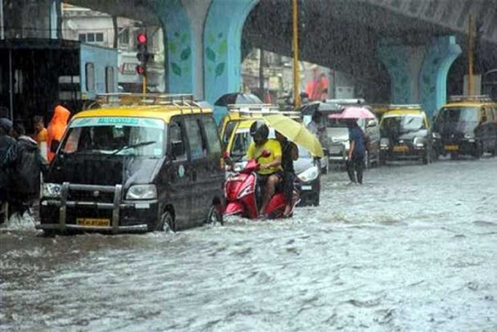 पहली बारिश में मुंबई की सड़कें बनीं समंदर,खुली नाला सफाई की पोल,1 हजार करोड़ का घोटाला