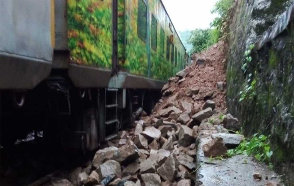 गोवा जा रही राजधानी एक्सप्रेस रत्नागिरी के निकट पटरी से उतरी,यात्री सुरक्षित 