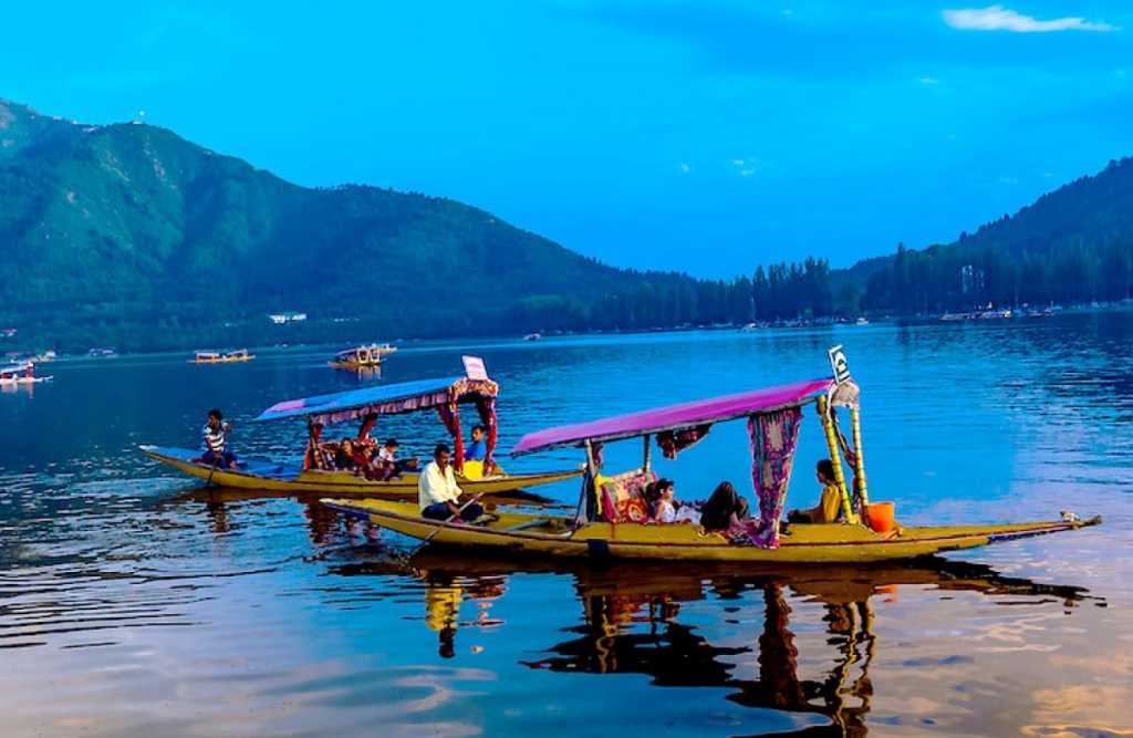 जम्मू-कश्मीर: देशद्रोहियों का किया समर्थन तो जाएगी कर्मचारियों की नौकरी