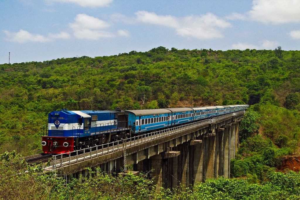 कोंकण रेलवे ट्रैक पर गिरी मिट्टी,ट्रेन यातायात प्रभावित