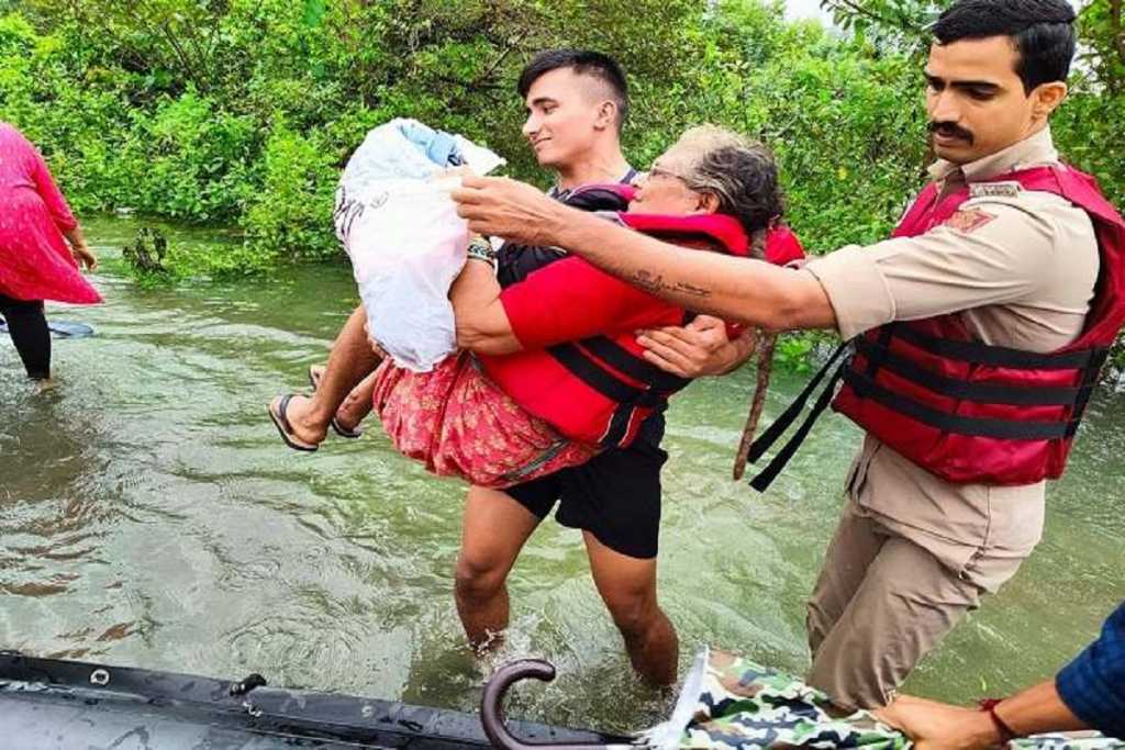 महाराष्ट्र में बाढ़ से 164 लोगों की गई जान,मुंबई-गोवा महामार्ग शुरू