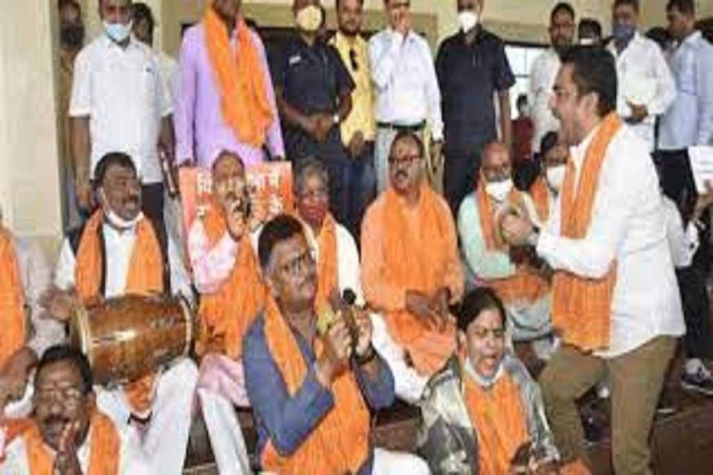 झारखंड: नमाज कमरा के विरोध में BJP MLA’S ने शुरू किया भजन-कीर्तन