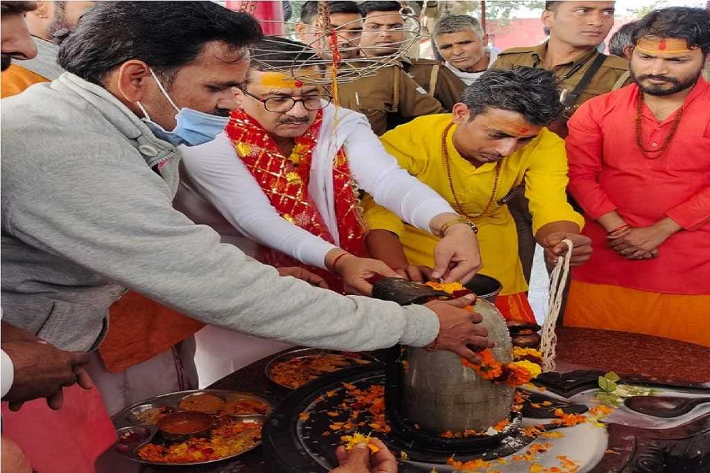 वसीम रिजवी ने इस्लाम छोड़ अपनाया हिन्दू धर्म, जाने क्या है नाम और गोत्र 