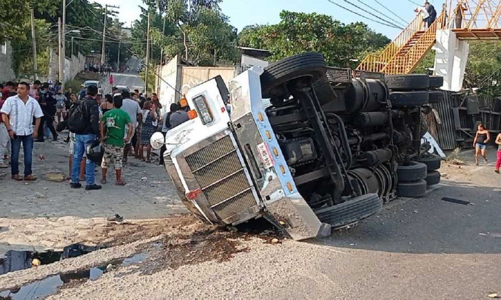 दक्षिणी मेक्सिको में ट्रक पलटा, 49 लोगों की मौत 