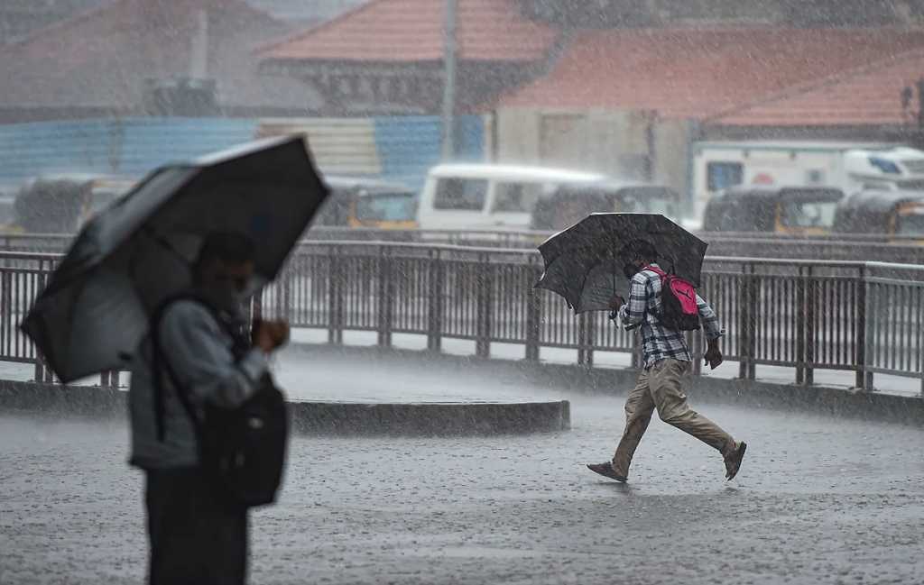 चक्रवाती तूफान के आसार, महाराष्ट्र में भी हो सकती बारिश 