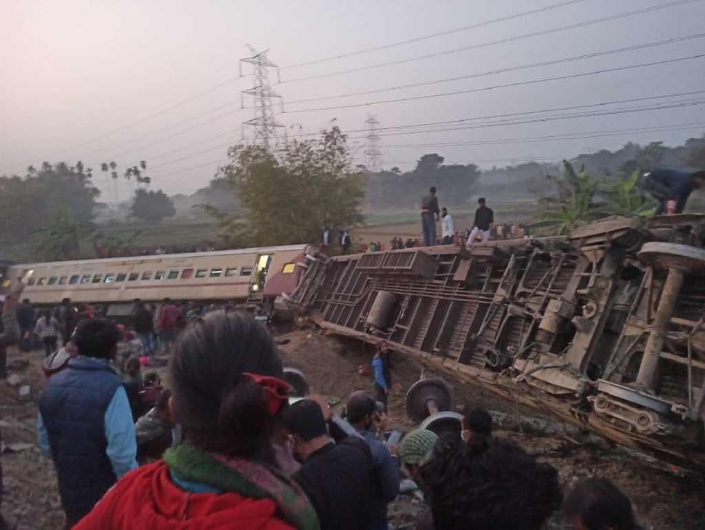 गुवाहाटी बीकानेर एक्सप्रेस पटरी से उत्तरी, तीन की मौत, 20 घायल  