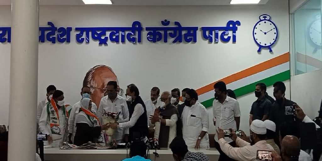 भगदड़: अजित पवार की मौजूदगी में कांग्रेस के 27 पार्षद NCP में शामिल