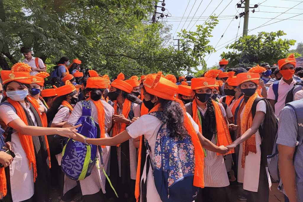 हिजाब विवाद: ​पहुं​ची​ पगड़ी तक, स्कूल प्रशासन ने नहीं दिया सिख छात्रा को प्रवेश