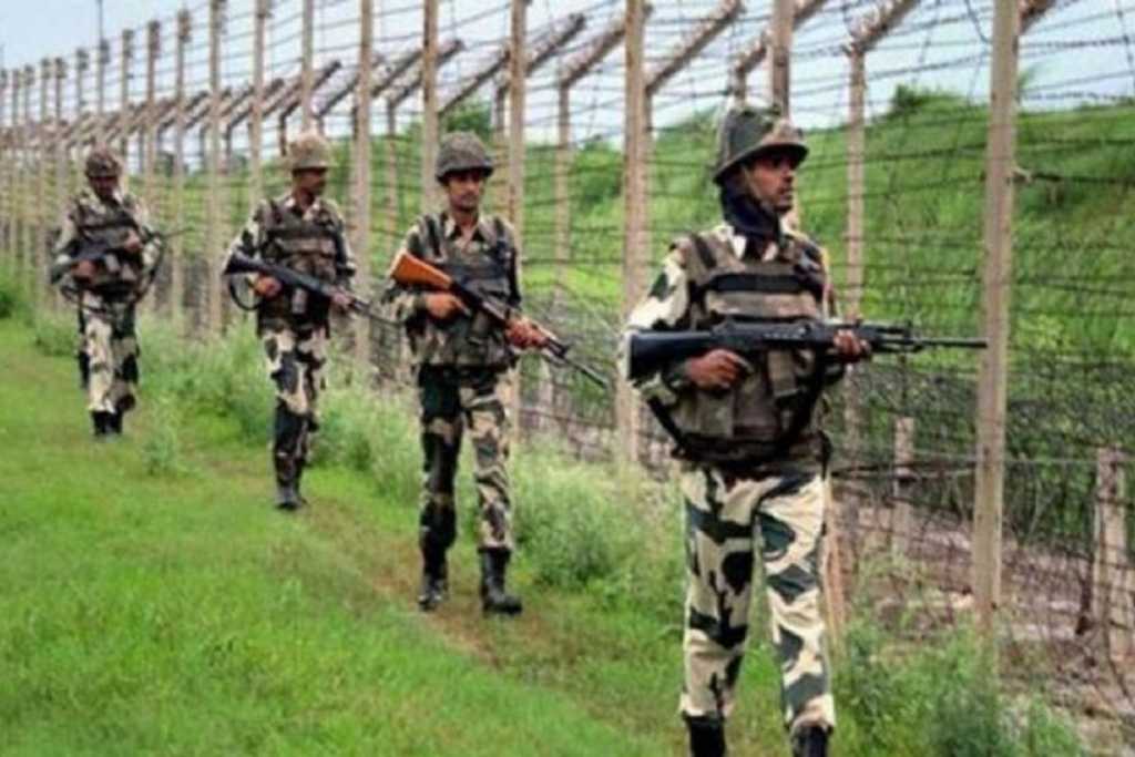 भारत-बंग्लादेश सीमा: BSF जवानों पर हमला, एक तस्कर ढेर