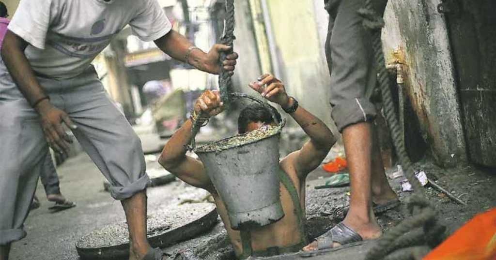 महाराष्ट्र सरकार स्थानीय निकायों में मैला ढोने वालों के लिए बनाएगी नए नियम