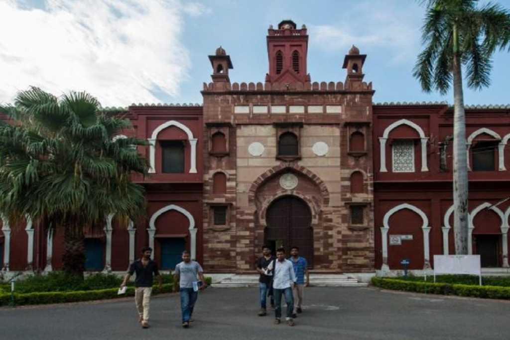 Aligarh Muslim University: हिंदू-देवताओं की टिप्पणी, प्रोफेसर पर बवाल