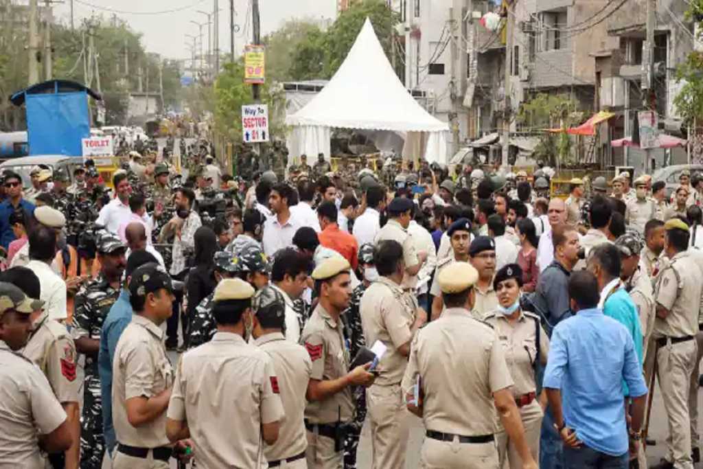 Jahangirpuri Violence: ’24-36 घंटे में सामान्य होंगे हालात’, नेताओं पर रोक