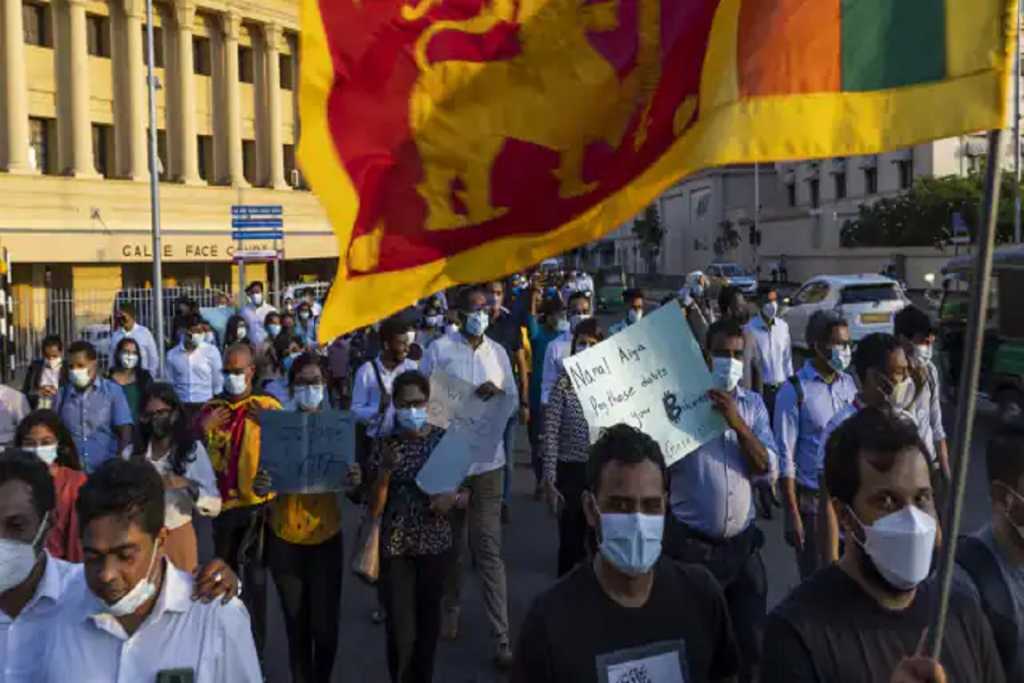 Sri Lanka Crisis: पुलिस ने की प्रदर्शनकारियों पर फायरिंग, एक की मौत