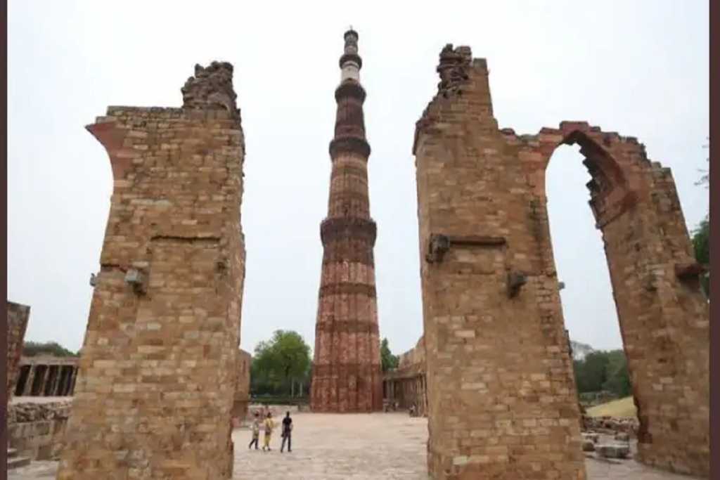 कुतुब मीनार: मंदिरों का जीर्णोद्धार, कोर्ट ने की 24 मई तक सुनवाई स्थगित