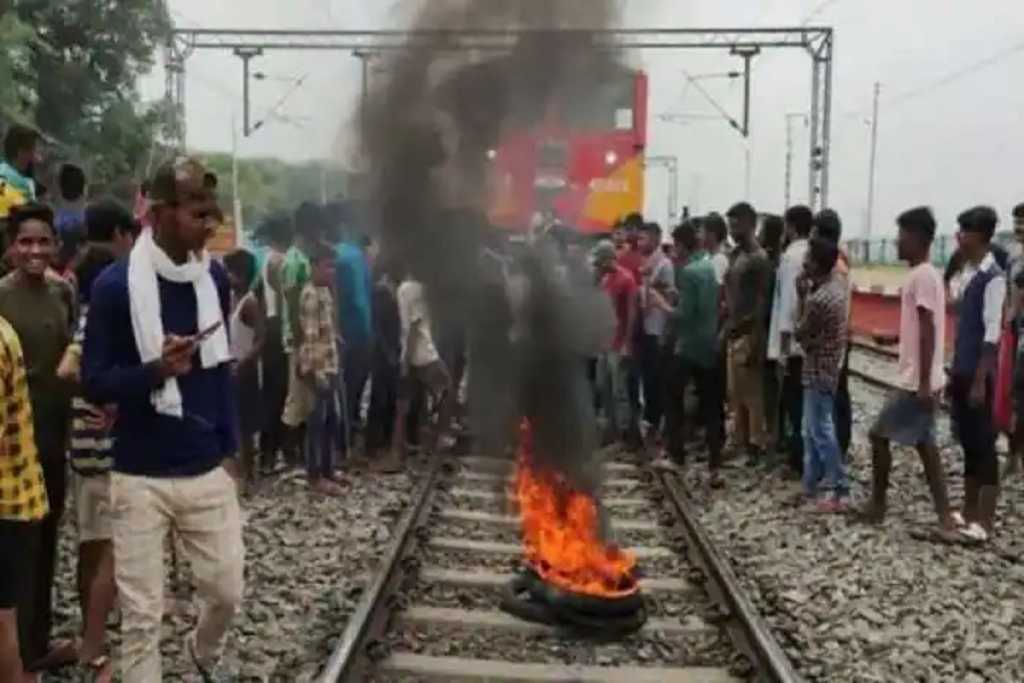 अग्निपथ योजना हिंसा: उपद्रवी कर सकते हैं माहौल ख़राब, हाई अलर्ट जारी