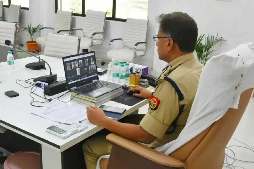 उपद्रवियों से निपटने के लिए पुलिस कमिश्नर ने अफसरों के साथ की बैठक