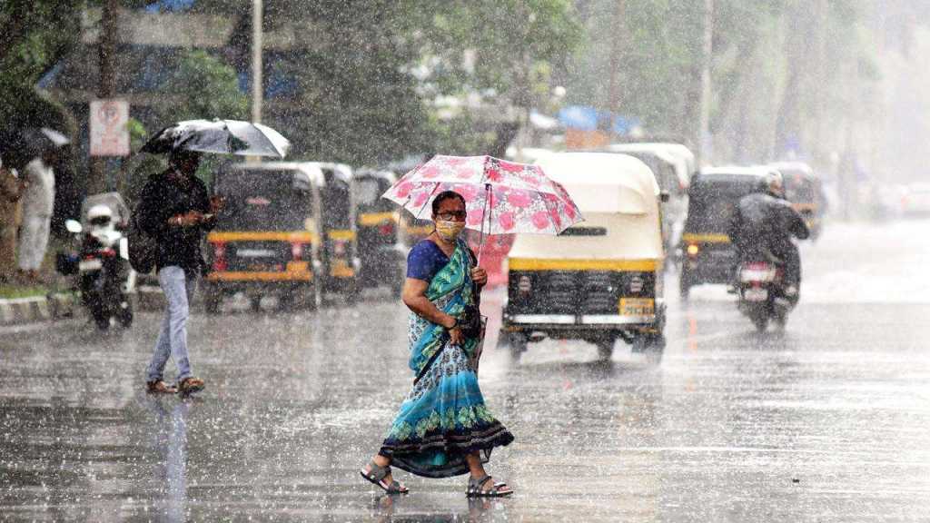 भारी बारिश से मुंबई बेहाल 