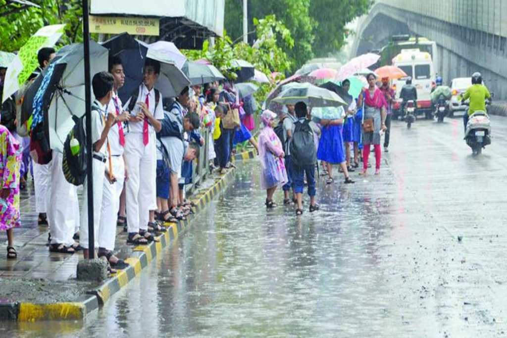 महाराष्ट्र में ​भारी बारिश ​से​ जनजीवन अस्तव्यस्त,​ ​​जिले के ​स्कूल​-कॉलेज बंद​