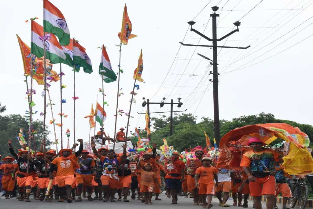 मुरादाबाद में मुस्लिम महिलाओं ने कांवड़ियों का रास्ता रोका, मार्ग में खड़ी की खाट    