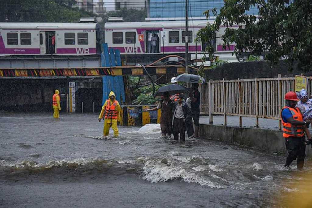 मुंबई, ठाणे और उपनगरों में भारी ​बारिश से स्थानीय सेवाएं बाधित