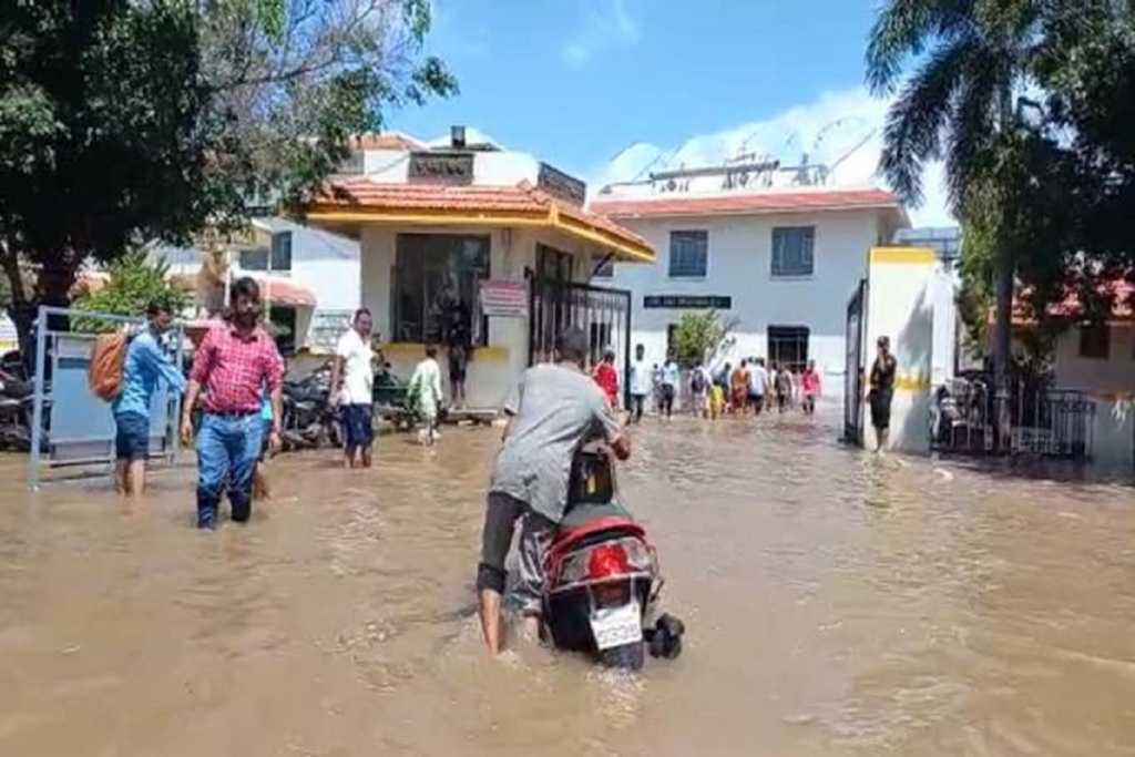 साईं के शिरडी नगर में भारी बारिश,जनजीवन अस्त-व्यस्त