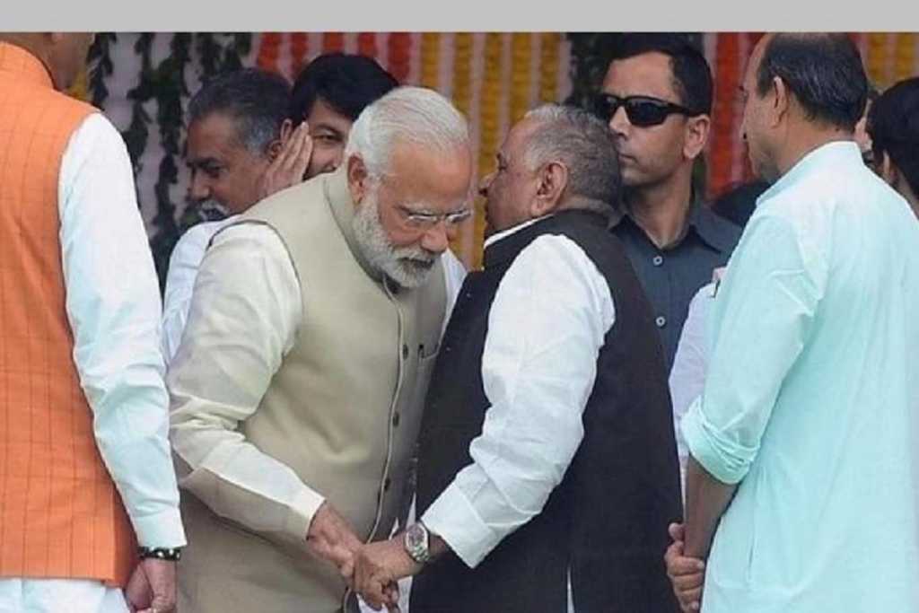 सपा की हार के बाद मुलायम सिंह ने मोदी के कान में क्या कहा?