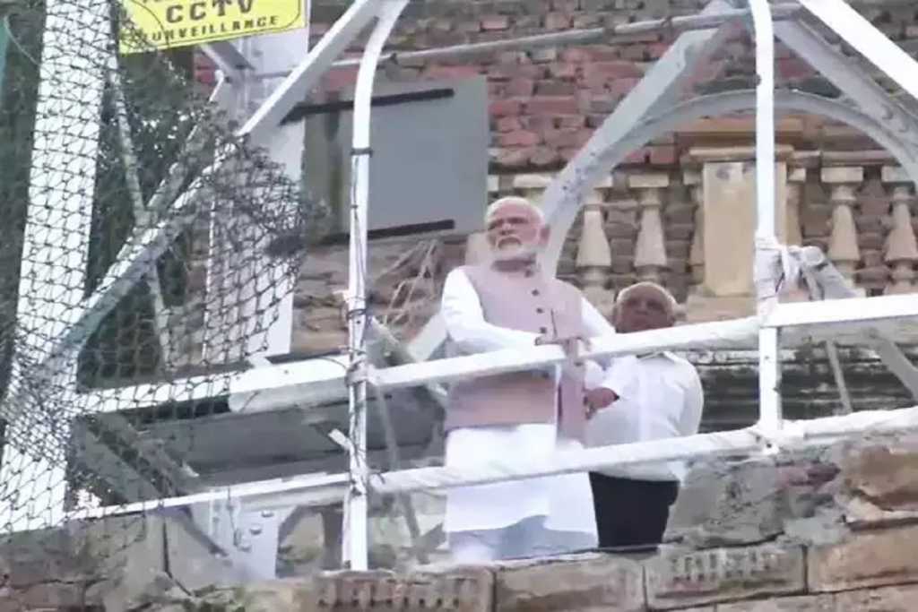 PM मोदी मोरबी हादसे में घायलों से मिले 