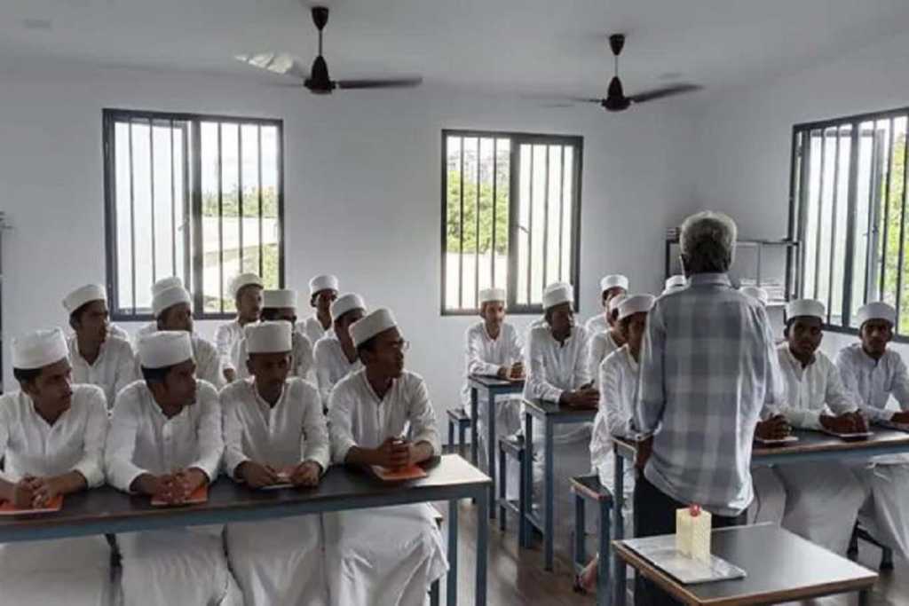 इस्लामिक संस्थान में गीता-उपनिषद की ​पढ़ाई, छात्र संस्कृत में ​करते हैं बात