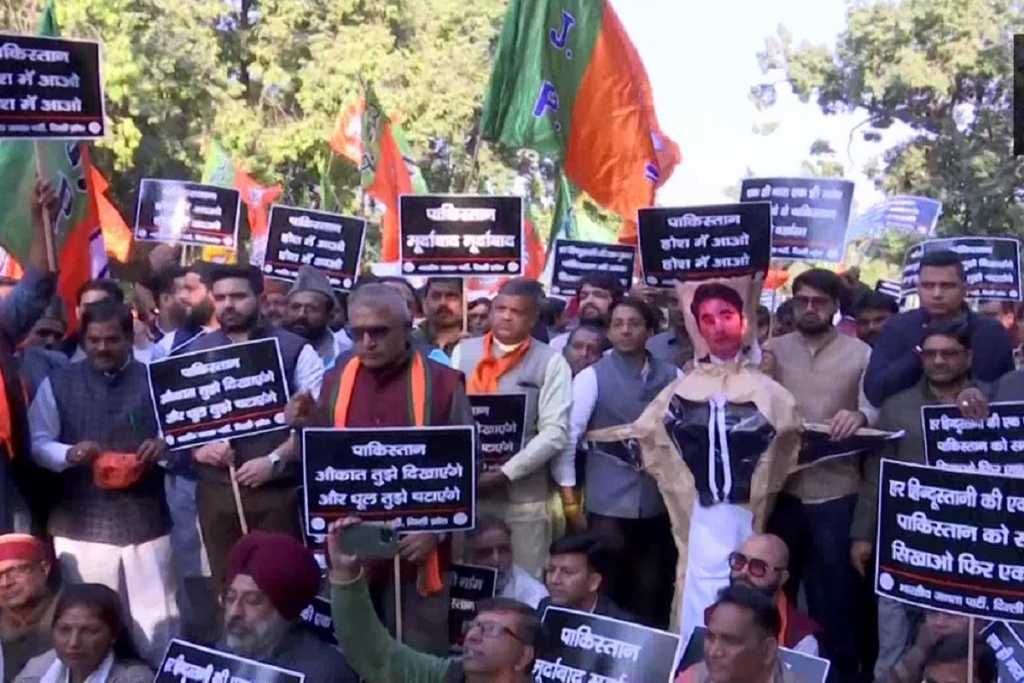 पाक मंत्री के बेहूदा बयान पर फूटा BJP का गुस्सा,दूतावास के सामने प्रदर्शन