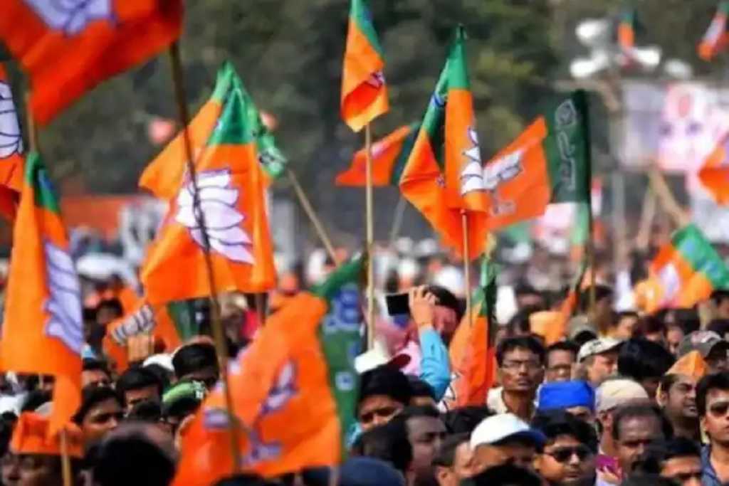  गुजरात चुनाव: रिकॉर्ड जीत की ओर बीजेपी, कांग्रेस पीछे छूटी, आप की लॉटरी             