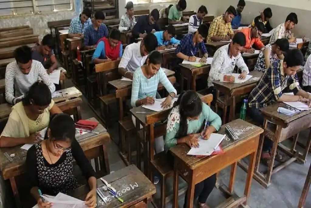 ​SSC-HSC Exam: इस साल 10वीं-12वीं की परीक्षा में ​​पूरे समय​​ बैठेगी सिटिंग टीम​ ​​!