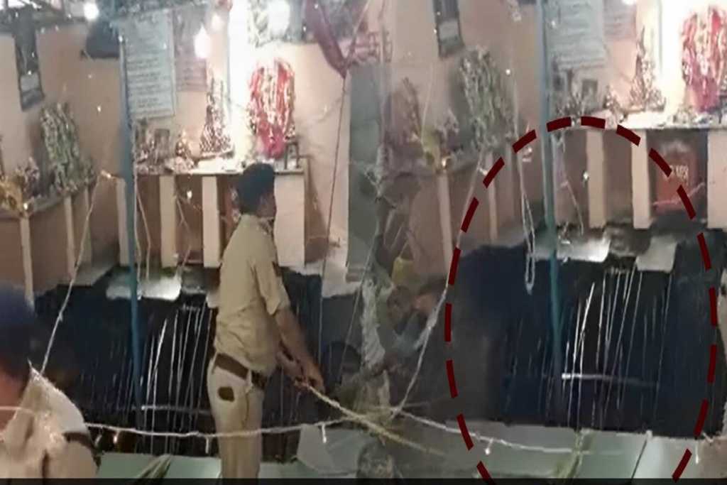 ​Indore temple tragedy:​ कुएं की छत गिरी, 25 श्रद्धालुओं के फंसे होने की आशंका