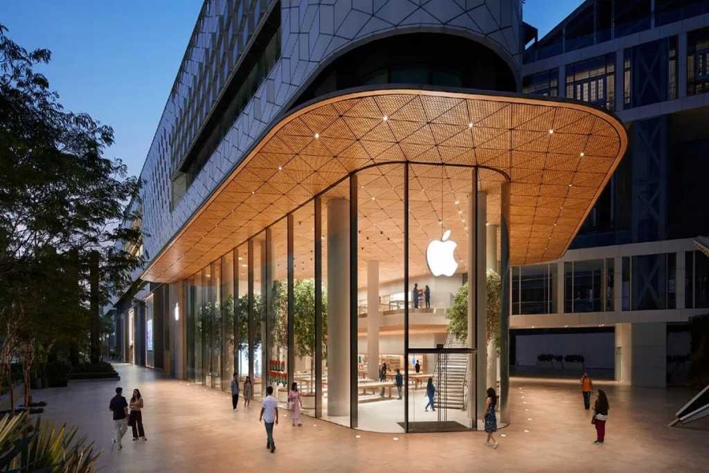 देश का पहला APPLE स्टोर मुंबई में खुला, CEO टीम कुक ने किया उद्घाटन