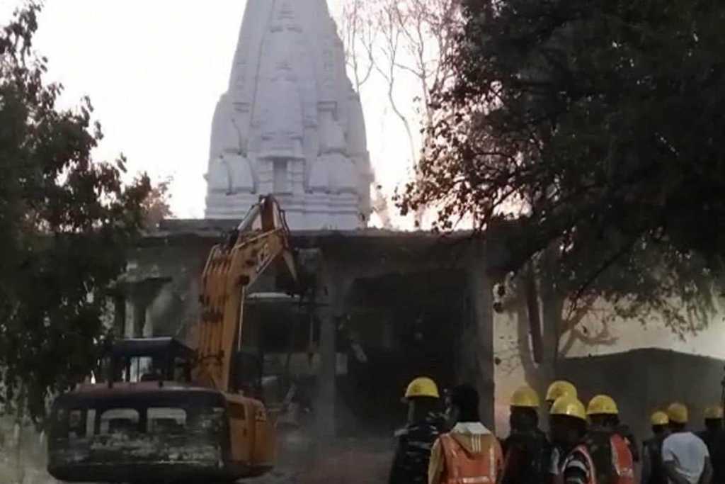 Indore Temple: रामनवमी पर 36 श्रद्धालुओं की मौत के बाद बेलेश्वर मंदिर पर चला बुलडोजर