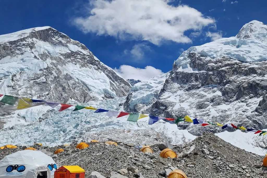 नेपाल में भारतीय पर्वतारोही की मौत, बनाना चाहती थे वर्ल्ड रिकार्ड