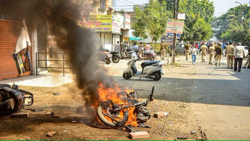 Akola Violence: अकोला में उपद्रवियों का बवाल, पुलिस की गाड़ी में लगाई आग   