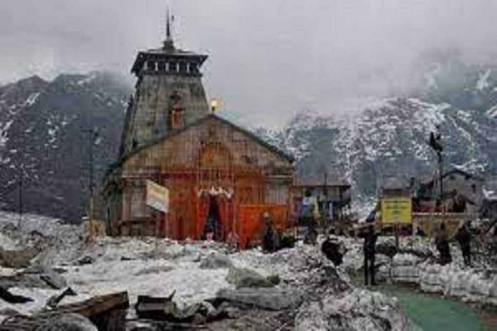 केदारनाथ मंदिर परिसर में मोबाइल ले जाने पर लग सकती रोक, मंदिर समिति का बड़ा एक्शन