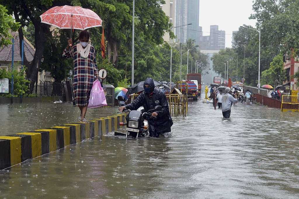 महाराष्ट्र के 9 जिलों में भारी बारिश, मुंबई के कई इलाकों में जलजमाव   