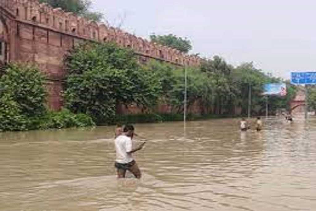 दिल्लीवालों को सताने लगा यमुना नदी का रौद्र रूप, लालकिले तक पहुंचा बाढ़ का पानी