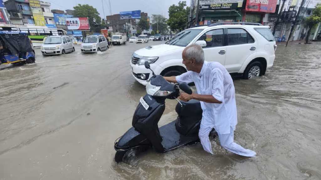 भारी बारिश से उत्तर भारत में नदी नाले उफान पर, पंजाब में सेना तैयार    