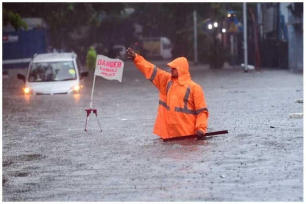 महाराष्ट्र में बारिश से तबाही, कई इलाकों में भरा पानी, शनिवार को मिलेगी राहत     