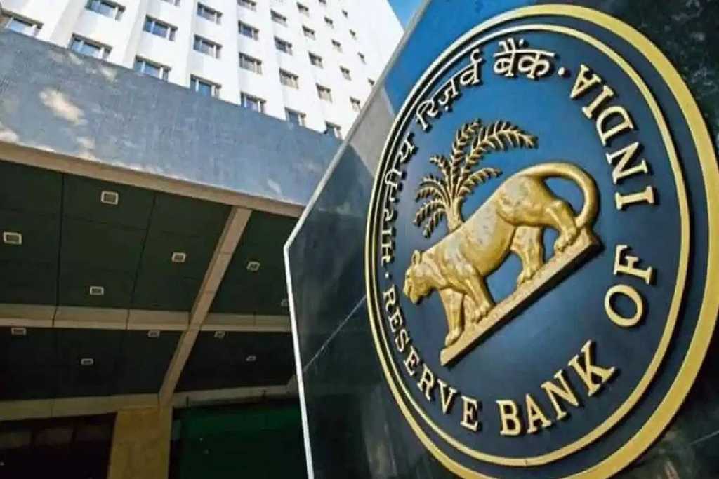 RBI Action: इस बैंक पर RBI ने लगाया प्रतिबंध, भागे जमाकर्ता