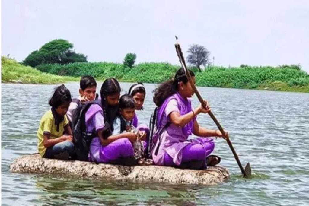 स्कूल के लिए बच्चों को करनी पड़ती है खतरनाक ​यात्रा​, थर्मोकोल का नाम, सांपों से लड़ना​!