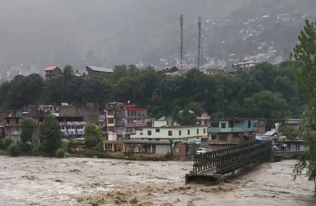 हिमाचल में बारिश से भारी तबाही, 7 की मौत,उत्तराखंड में रेड अलर्ट